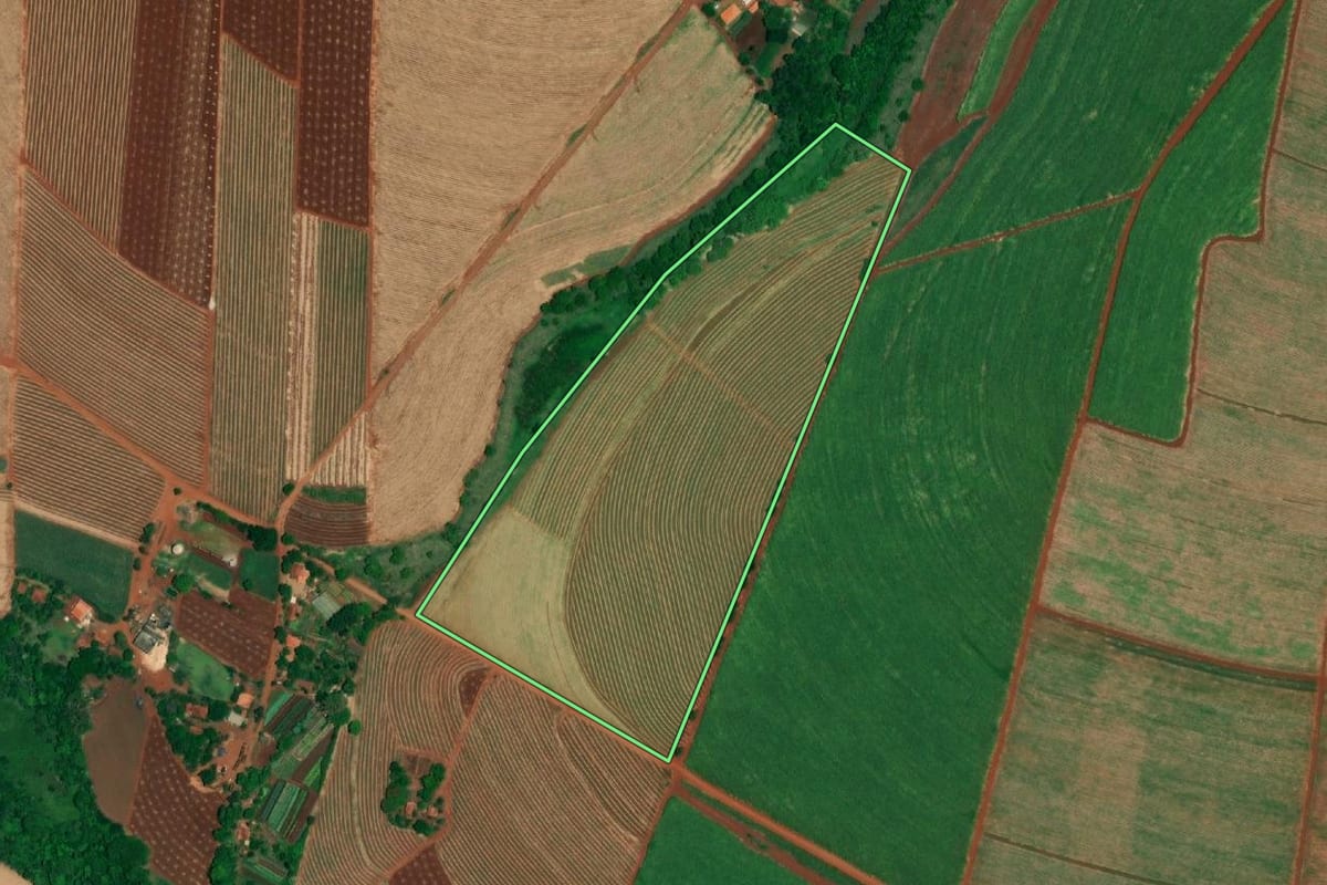 Imagem de satélite do imóvel rural em Jaú (SP), com o contorno declarado no CAR desenhado por cima.