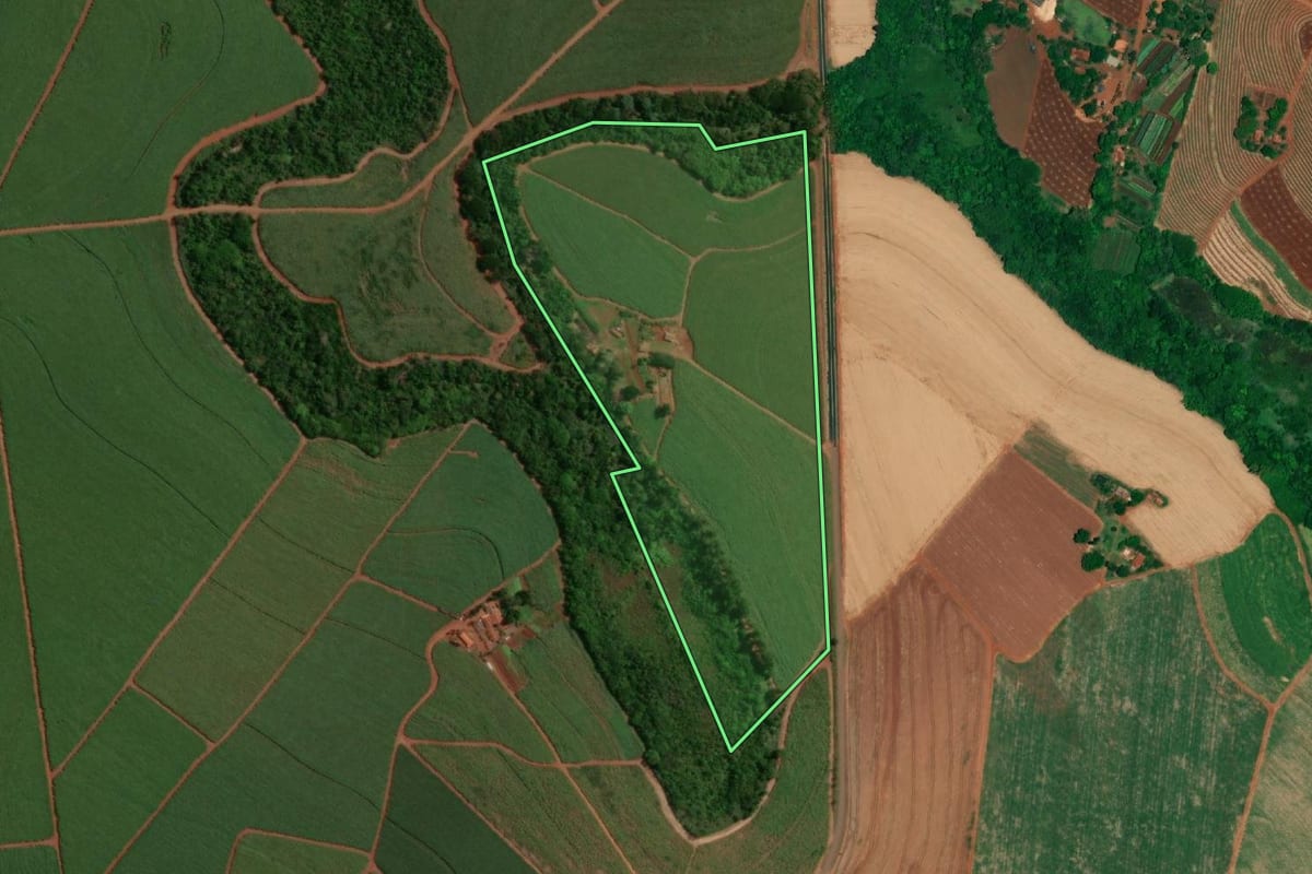 Imagem de satélite do imóvel rural em Jaú (SP), com o contorno declarado no CAR desenhado por cima.