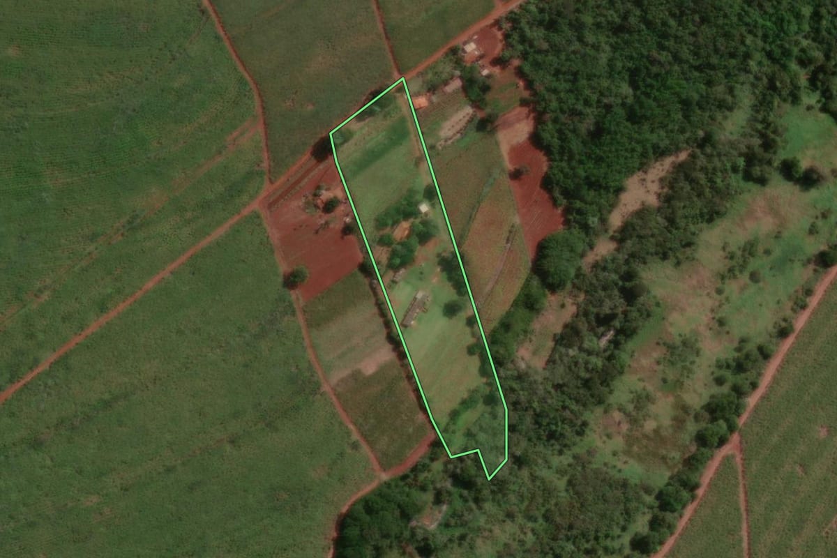 Imagem de satélite do imóvel rural em Jaú (SP), com o contorno declarado no CAR desenhado por cima.
