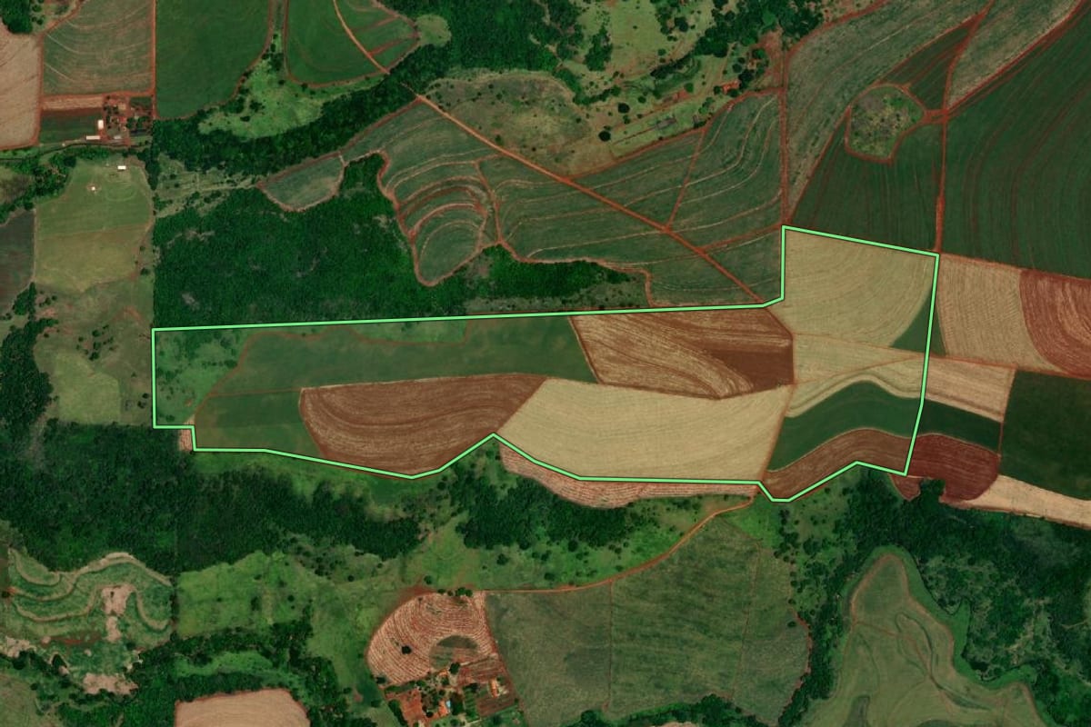 Imagem de satélite do imóvel rural em Jaú (SP), com o contorno declarado no CAR desenhado por cima.
