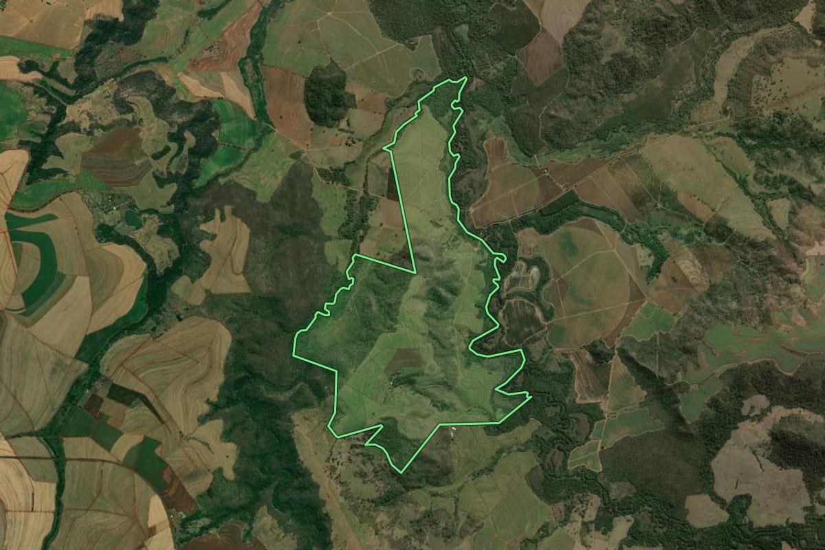 Imagem de satélite do imóvel rural em Jaú (SP), com o contorno declarado no CAR desenhado por cima.