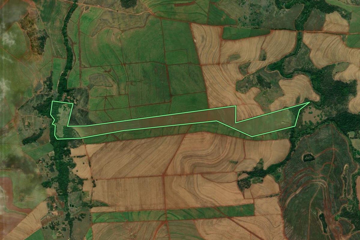 Imagem de satélite do imóvel rural em Jaú (SP), com o contorno declarado no CAR desenhado por cima.