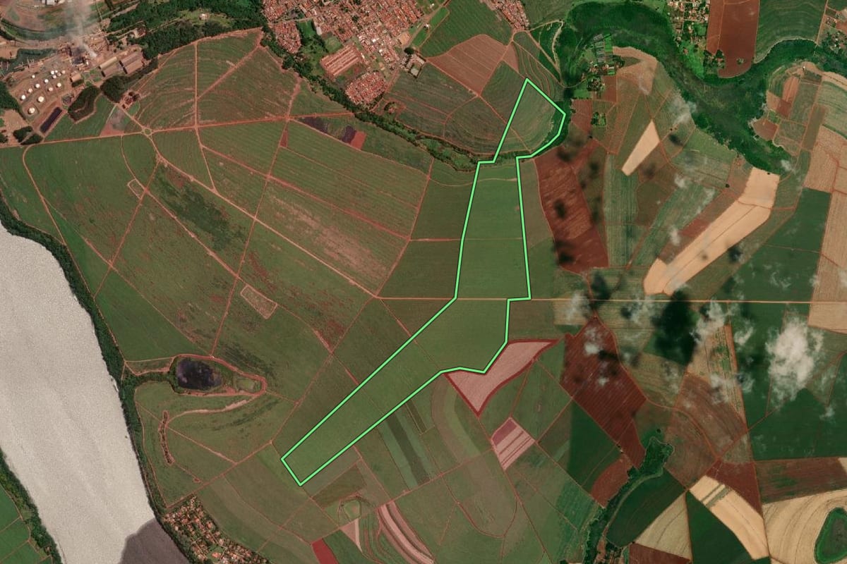 Imagem de satélite do imóvel rural em Jaú (SP), com o contorno declarado no CAR desenhado por cima.