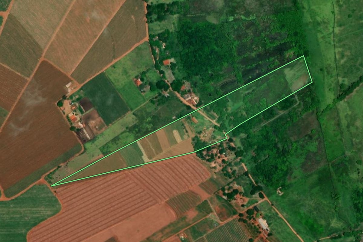 Imagem de satélite do imóvel rural em Jaú (SP), com o contorno declarado no CAR desenhado por cima.