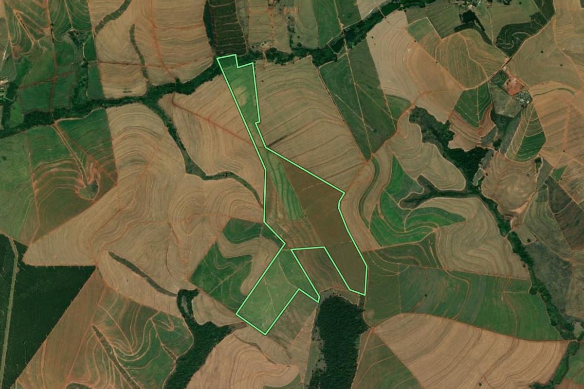 Imagem de satélite do imóvel rural em Jaú (SP), com o contorno declarado no CAR desenhado por cima.