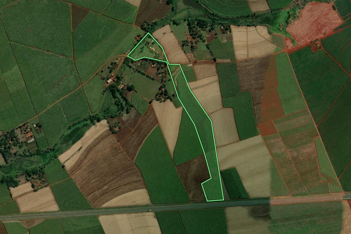 Imagem de satélite do imóvel rural em Jaú (SP), com o contorno declarado no CAR desenhado por cima.
