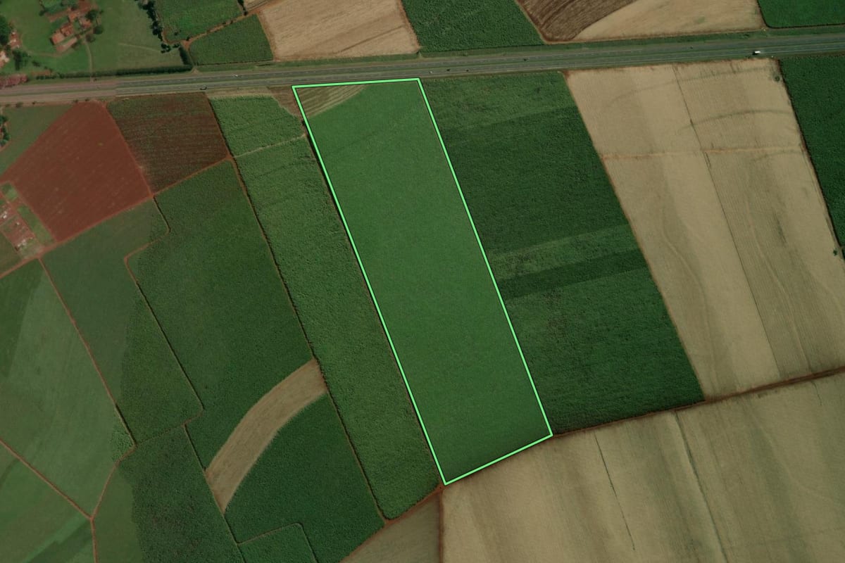 Imagem de satélite do imóvel rural em Jaú (SP), com o contorno declarado no CAR desenhado por cima.