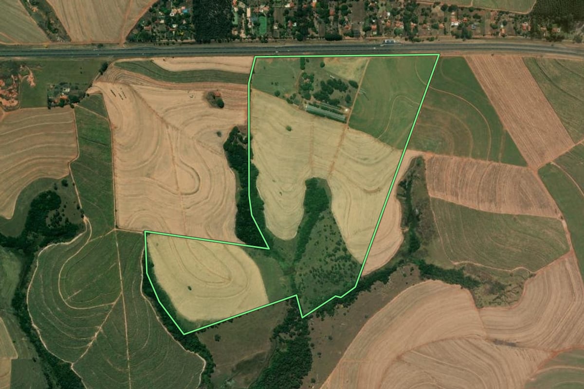 Imagem de satélite do imóvel rural em Jaú (SP), com o contorno declarado no CAR desenhado por cima.