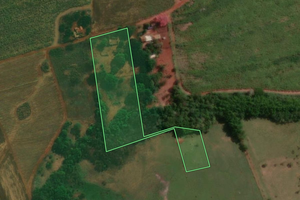 Imagem de satélite do imóvel rural em Jaú (SP), com o contorno declarado no CAR desenhado por cima.