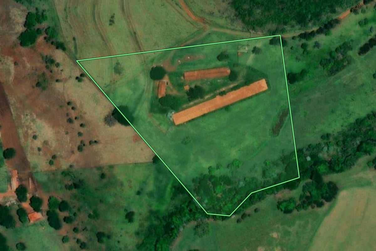 Imagem de satélite do imóvel rural em Jaú (SP), com o contorno declarado no CAR desenhado por cima.