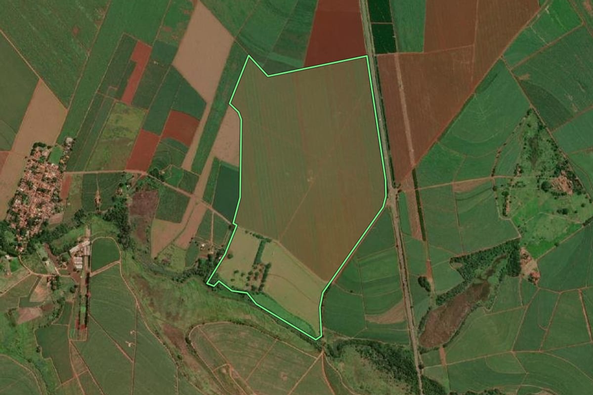 Imagem de satélite do imóvel rural em Jaú (SP), com o contorno declarado no CAR desenhado por cima.