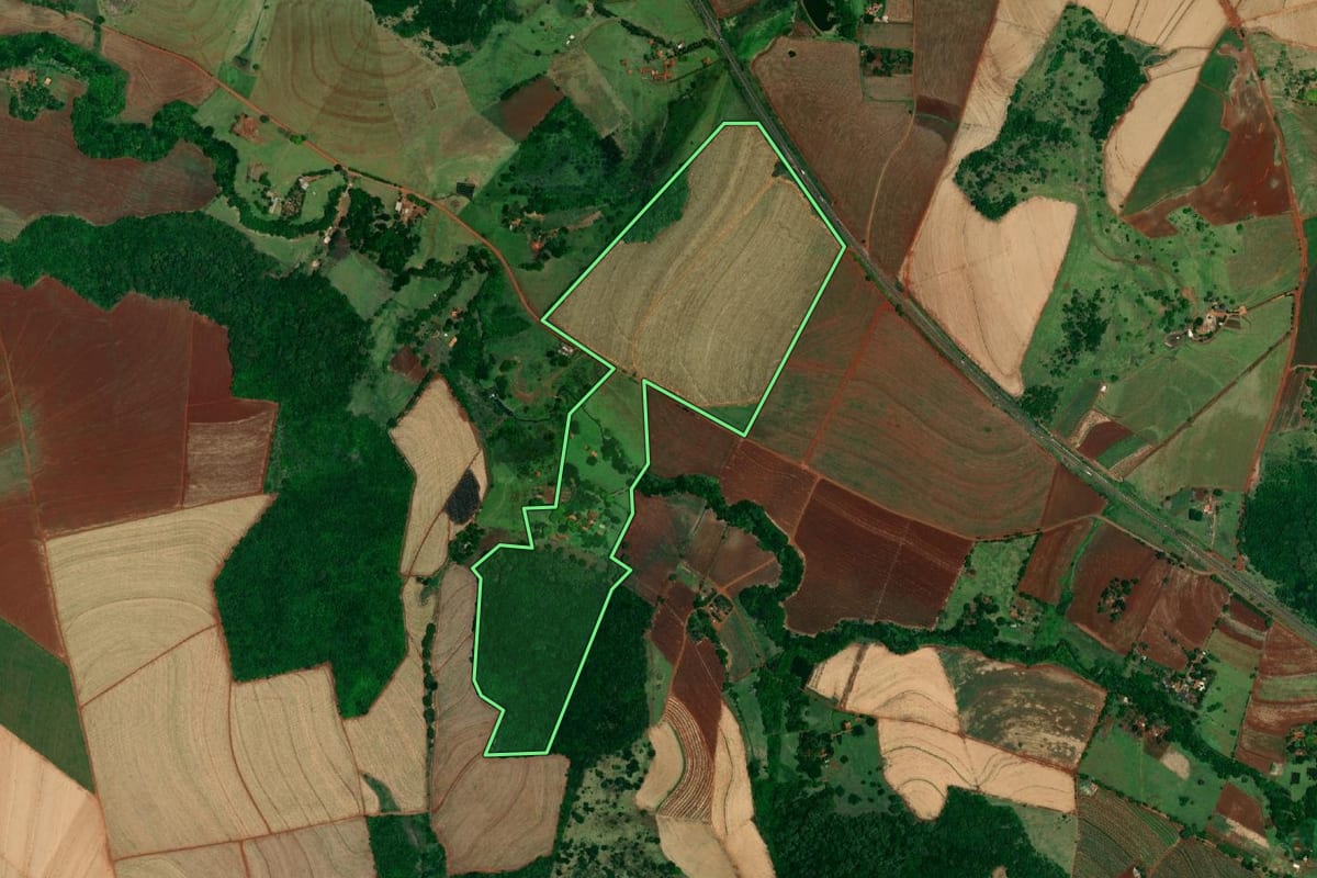 Imagem de satélite do imóvel rural em Jaú (SP), com o contorno declarado no CAR desenhado por cima.