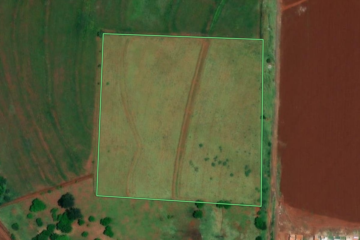 Imagem de satélite do imóvel rural em Jaú (SP), com o contorno declarado no CAR desenhado por cima.