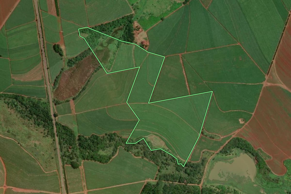 Imagem de satélite do imóvel rural em Jaú (SP), com o contorno declarado no CAR desenhado por cima.