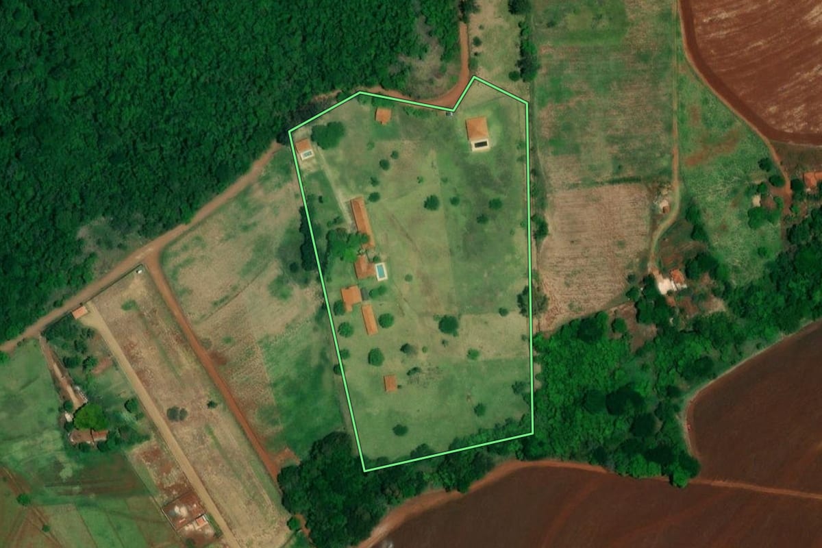 Imagem de satélite do imóvel rural em Jaú (SP), com o contorno declarado no CAR desenhado por cima.