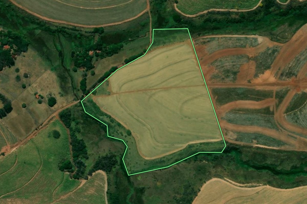 Imagem de satélite do imóvel rural em Jaú (SP), com o contorno declarado no CAR desenhado por cima.