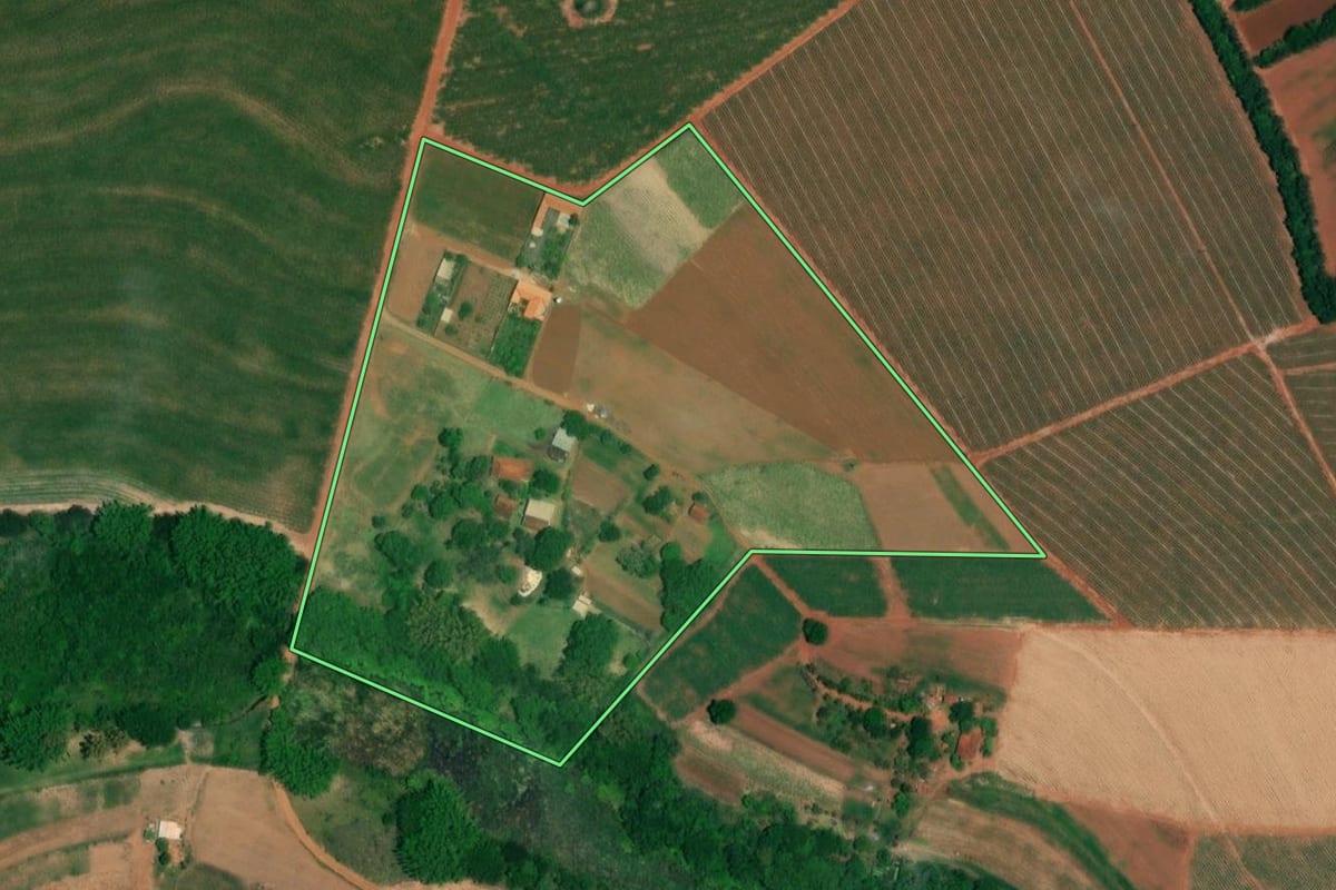 Imagem de satélite do imóvel rural em Jaú (SP), com o contorno declarado no CAR desenhado por cima.