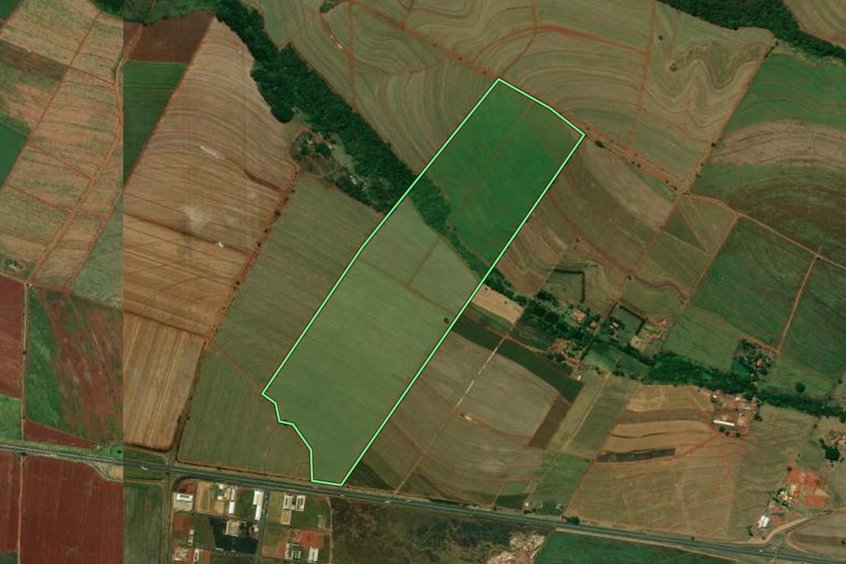 Imagem de satélite do imóvel rural em Jaú (SP), com o contorno declarado no CAR desenhado por cima.
