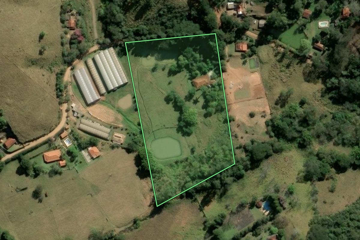 Imagem de satélite do imóvel rural em Joanópolis (SP), com o contorno declarado no CAR desenhado por cima.