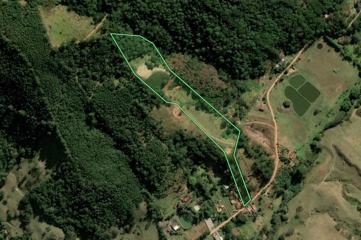 Imagem de satélite do imóvel rural em Joanópolis (SP), com o contorno declarado no CAR desenhado por cima.
