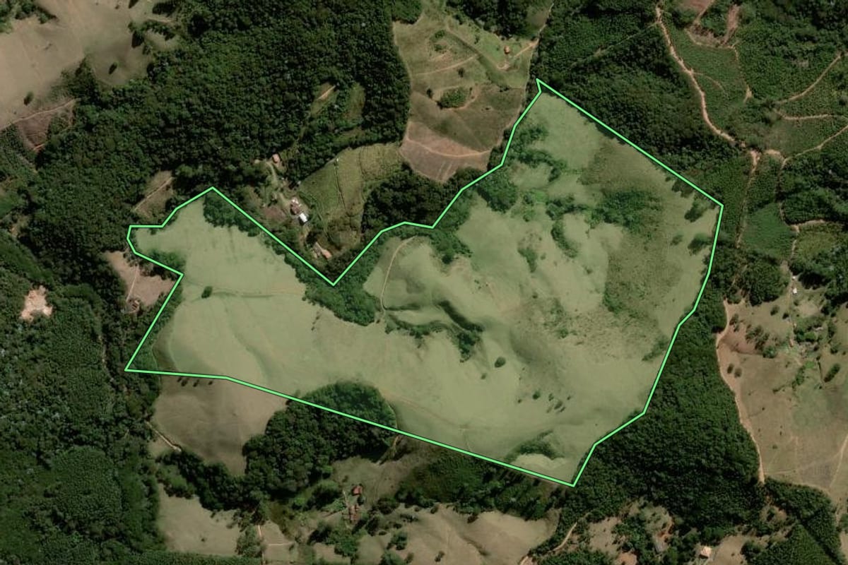 Imagem de satélite do imóvel rural em Joanópolis (SP), com o contorno declarado no CAR desenhado por cima.