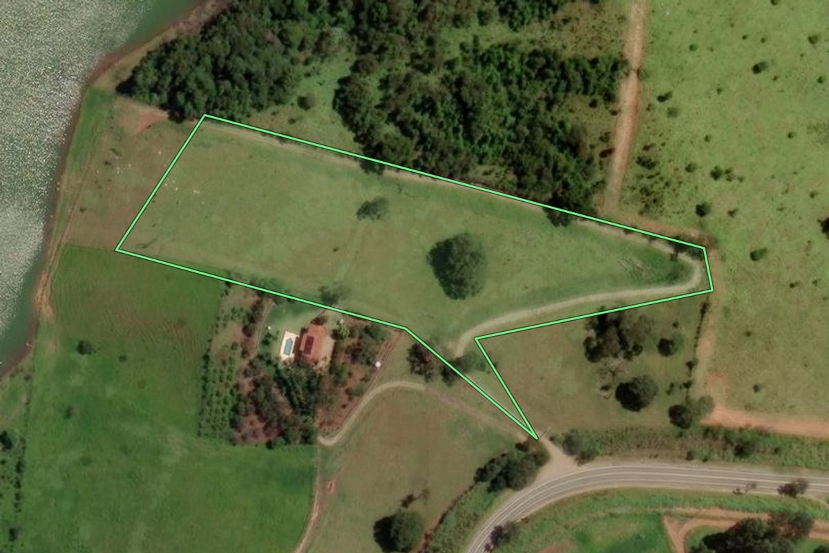Imagem de satélite do imóvel rural em Joanópolis (SP), com o contorno declarado no CAR desenhado por cima.