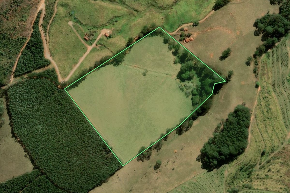 Imagem de satélite do imóvel rural em Joanópolis (SP), com o contorno declarado no CAR desenhado por cima.