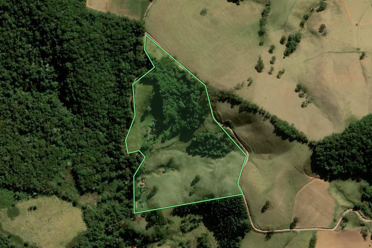 Imagem de satélite do imóvel rural em Joanópolis (SP), com o contorno declarado no CAR desenhado por cima.