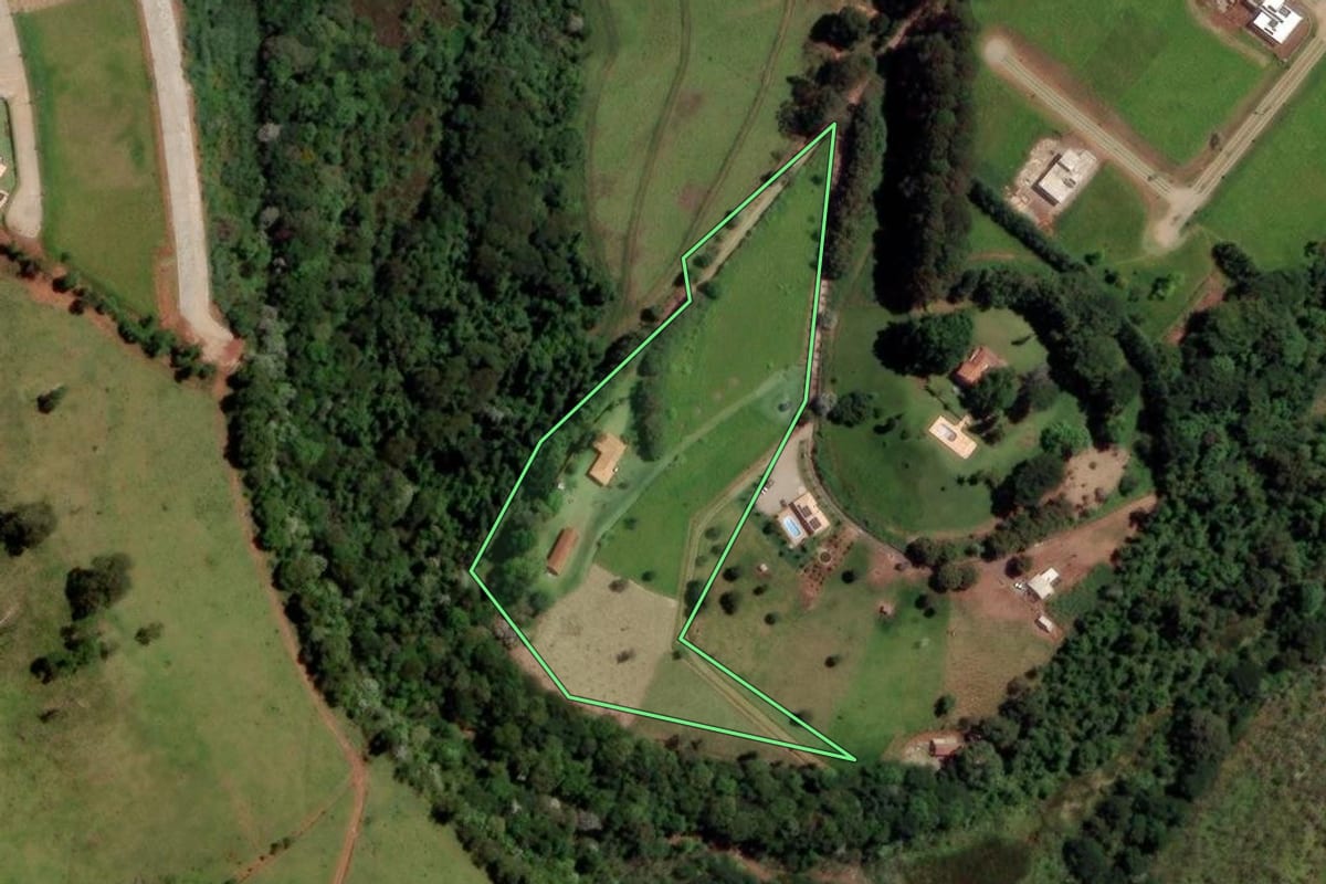 Imagem de satélite do imóvel rural em Joanópolis (SP), com o contorno declarado no CAR desenhado por cima.