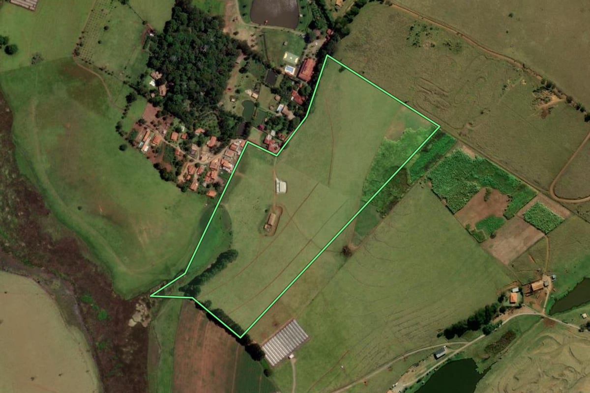 Imagem de satélite do imóvel rural em Joanópolis (SP), com o contorno declarado no CAR desenhado por cima.
