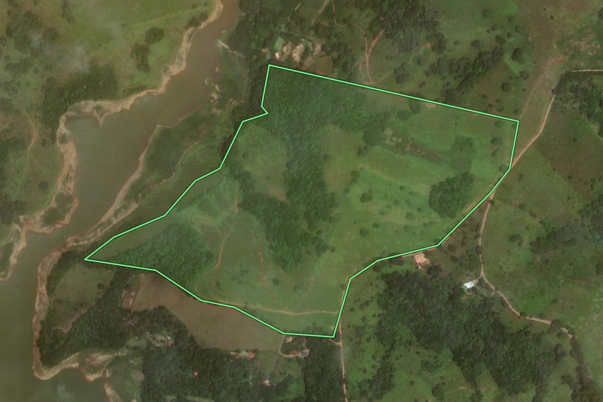 Imagem de satélite do imóvel rural em Joanópolis (SP), com o contorno declarado no CAR desenhado por cima.