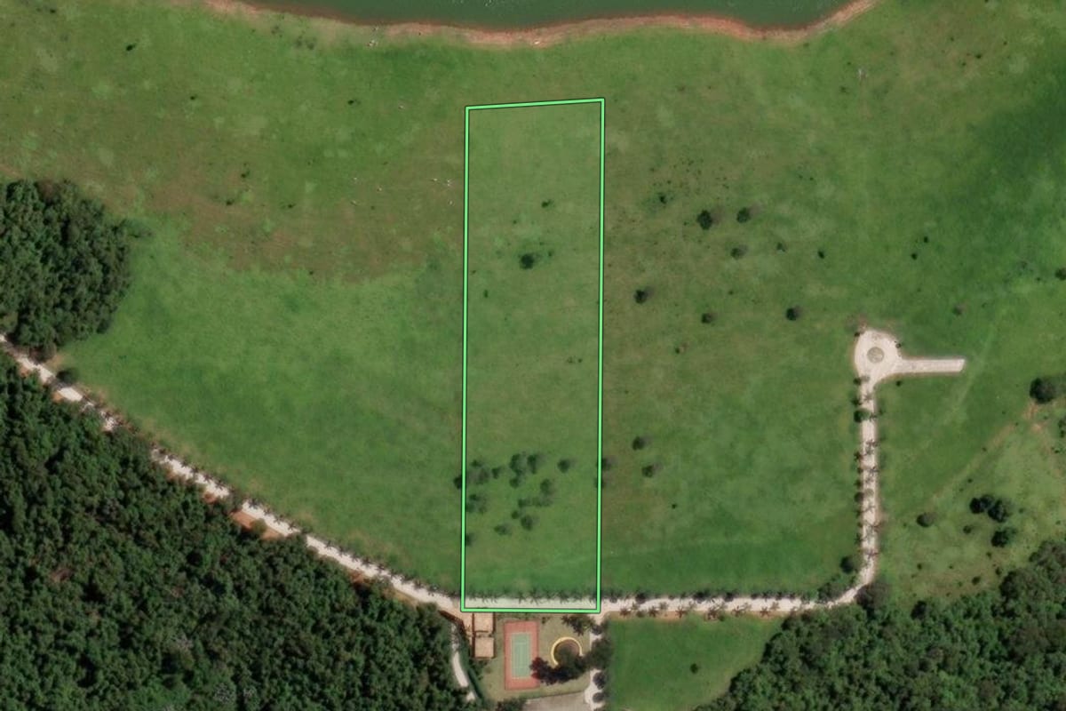 Imagem de satélite do imóvel rural em Joanópolis (SP), com o contorno declarado no CAR desenhado por cima.