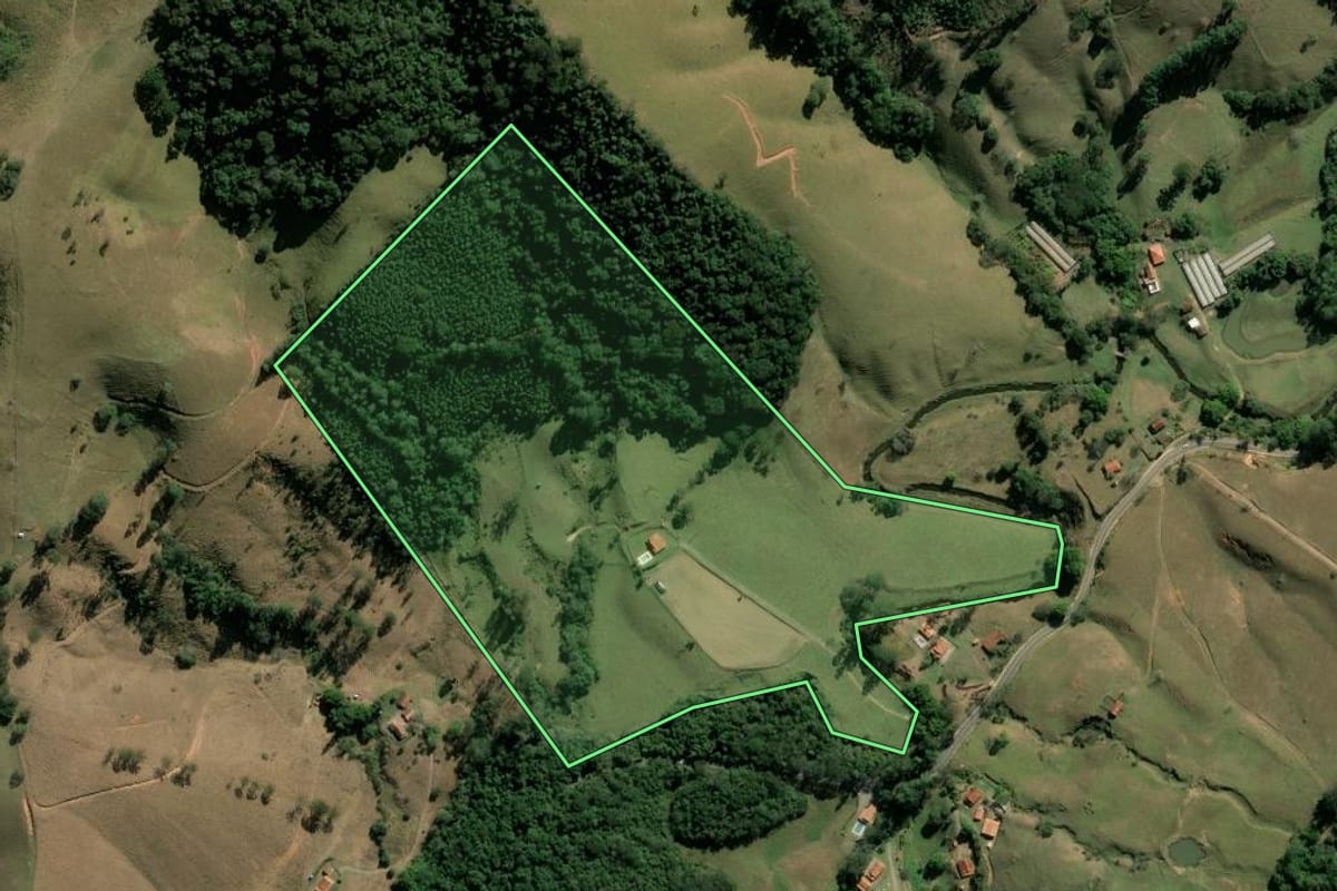 Imagem de satélite do imóvel rural em Joanópolis (SP), com o contorno declarado no CAR desenhado por cima.