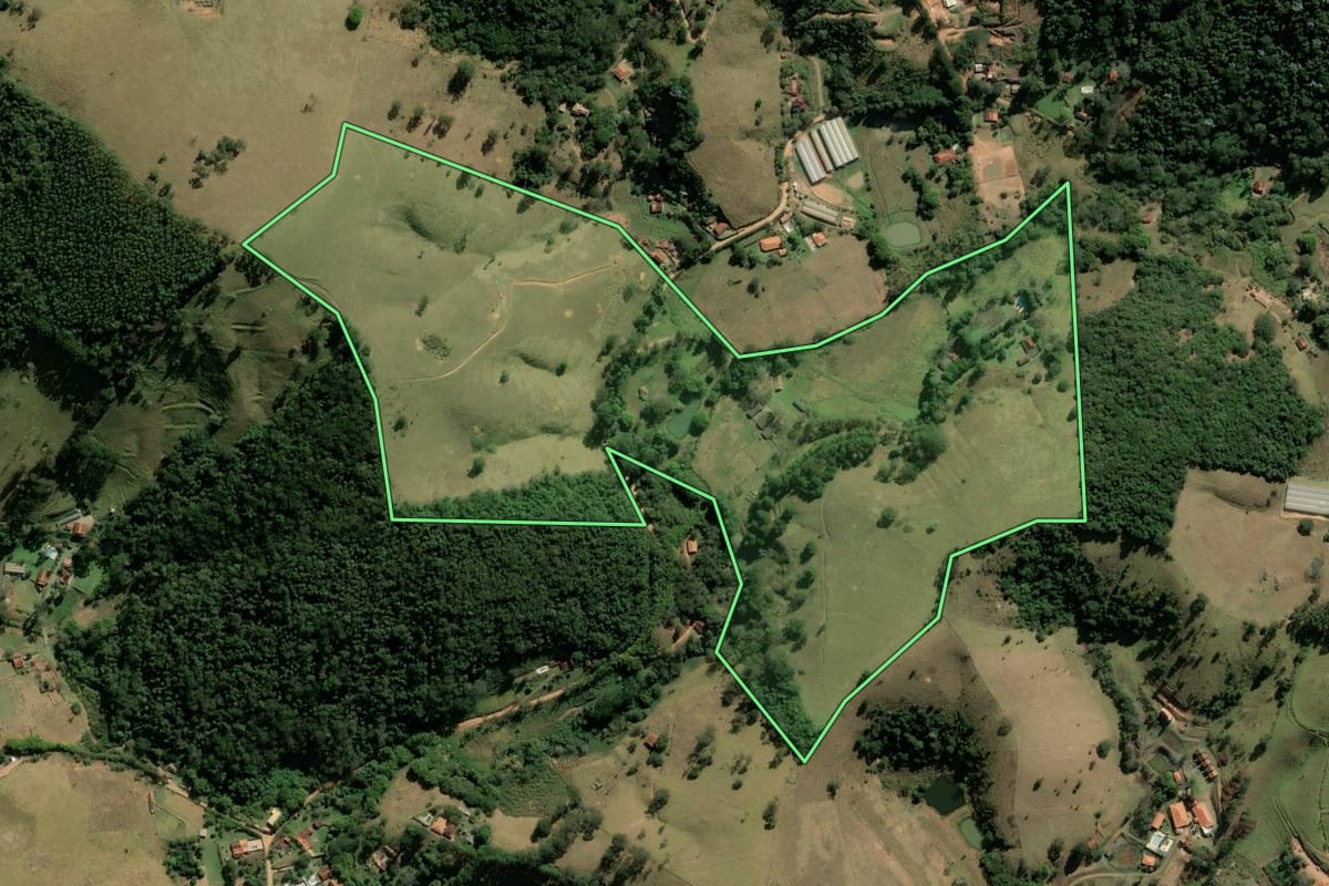 Imagem de satélite do imóvel rural em Joanópolis (SP), com o contorno declarado no CAR desenhado por cima.