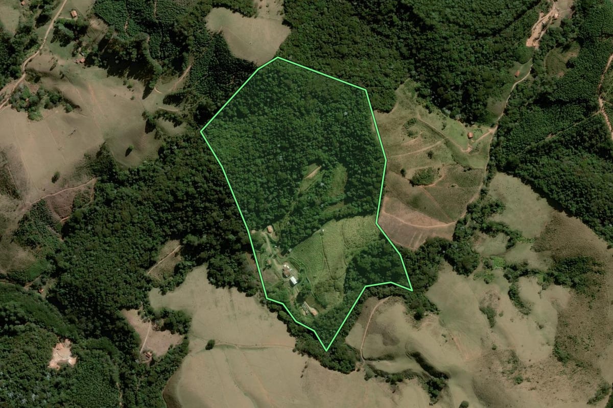 Imagem de satélite do imóvel rural em Joanópolis (SP), com o contorno declarado no CAR desenhado por cima.