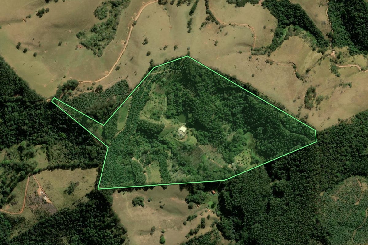 Imagem de satélite do imóvel rural em Joanópolis (SP), com o contorno declarado no CAR desenhado por cima.