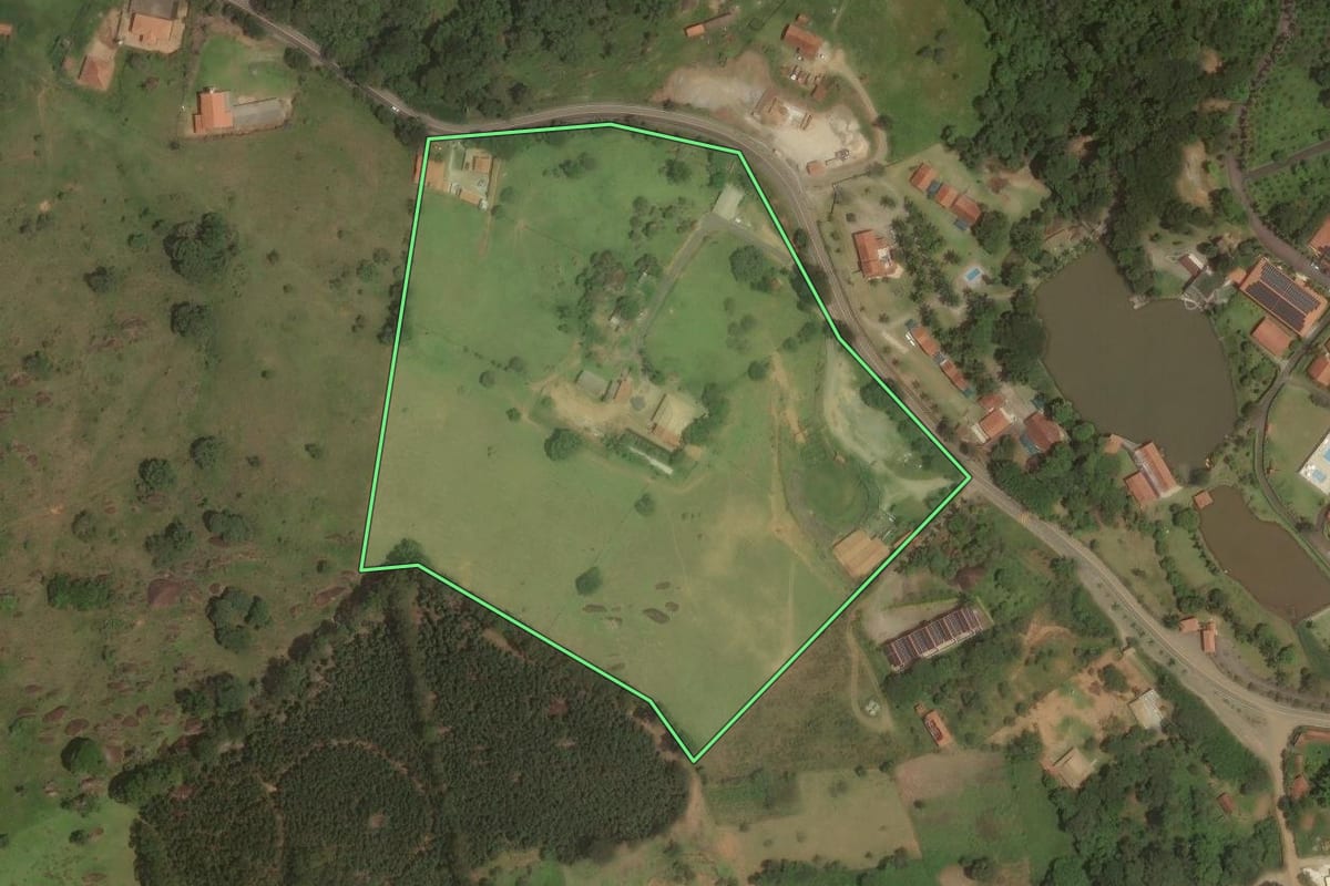 Imagem de satélite do imóvel rural em Joanópolis (SP), com o contorno declarado no CAR desenhado por cima.