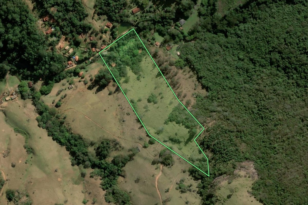 Imagem de satélite do imóvel rural em Joanópolis (SP), com o contorno declarado no CAR desenhado por cima.
