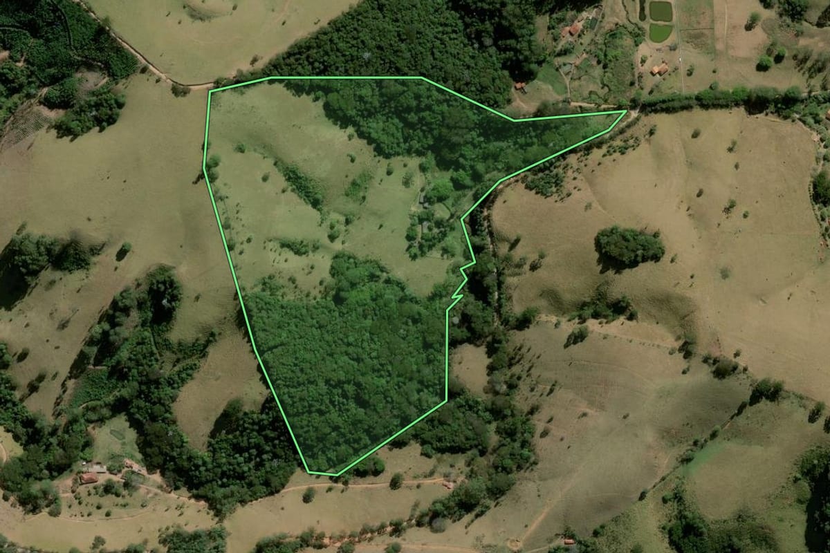 Imagem de satélite do imóvel rural em Joanópolis (SP), com o contorno declarado no CAR desenhado por cima.