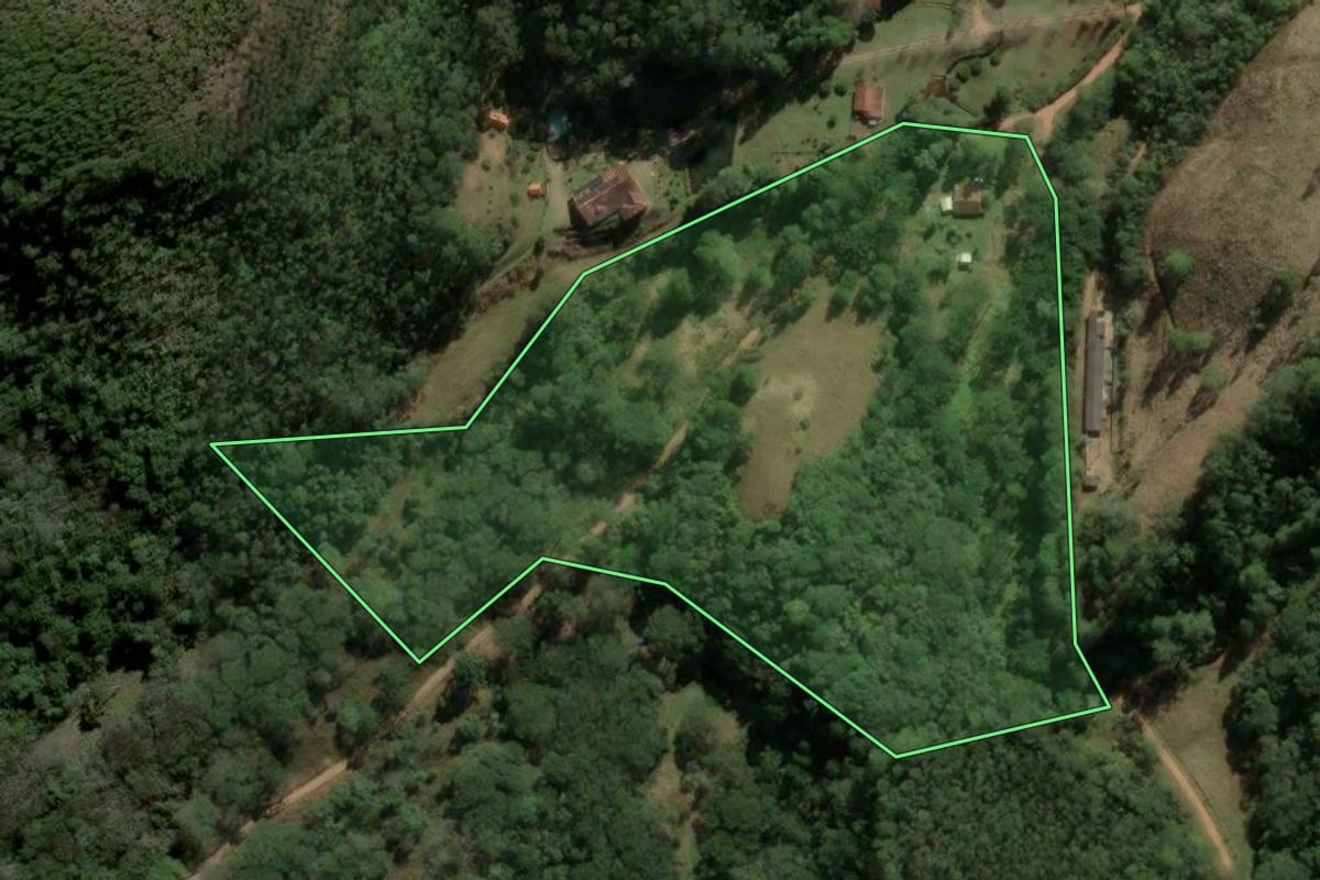 Imagem de satélite do imóvel rural em Joanópolis (SP), com o contorno declarado no CAR desenhado por cima.