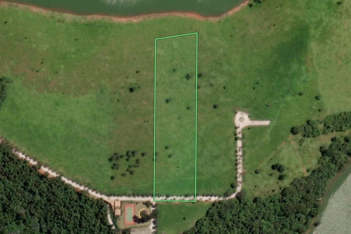 Imagem de satélite do imóvel rural em Joanópolis (SP), com o contorno declarado no CAR desenhado por cima.