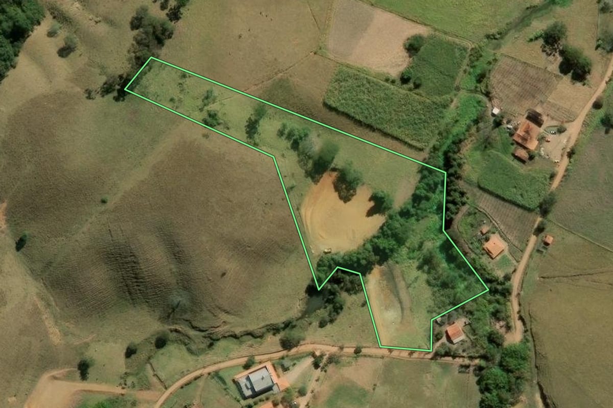 Imagem de satélite do imóvel rural em Joanópolis (SP), com o contorno declarado no CAR desenhado por cima.