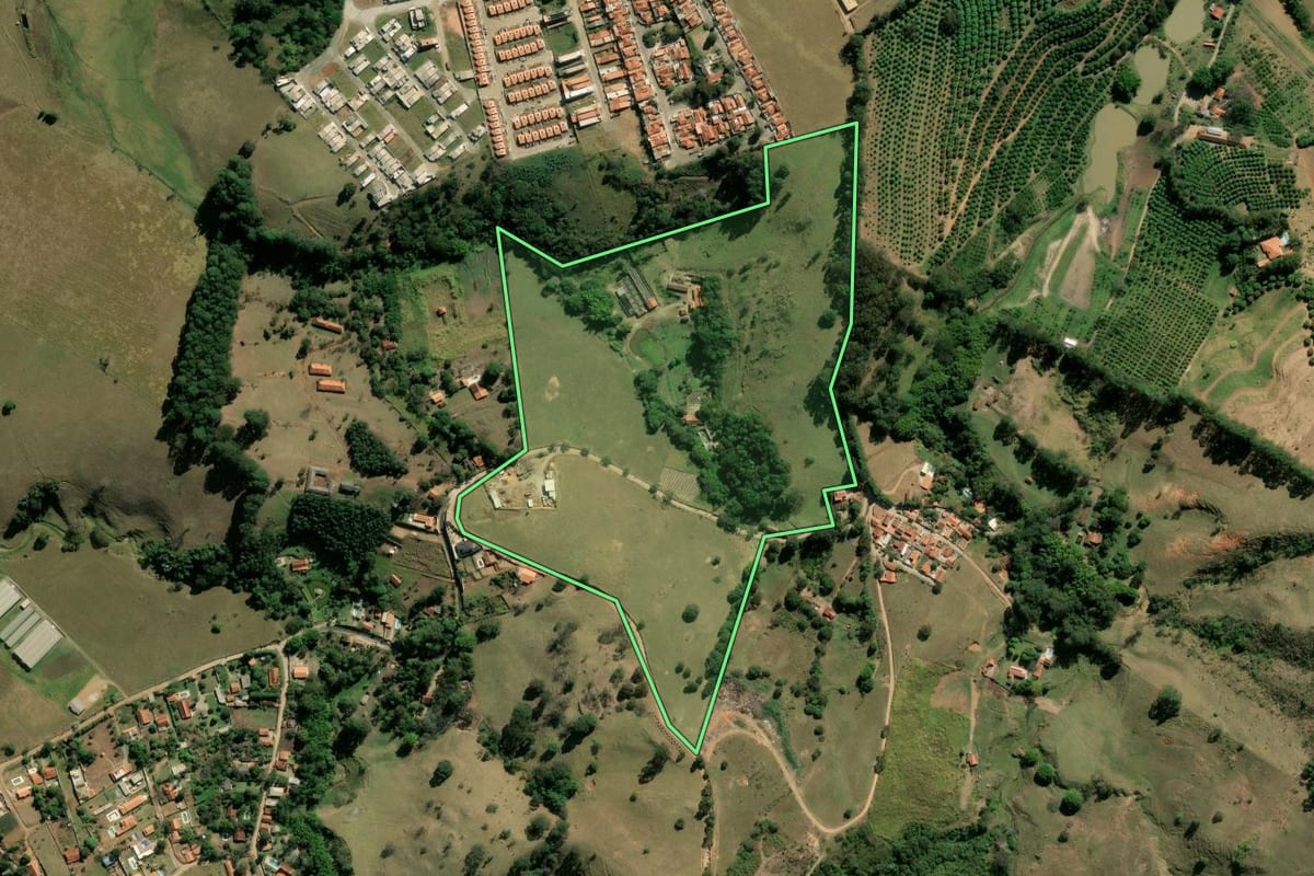 Imagem de satélite do imóvel rural em Joanópolis (SP), com o contorno declarado no CAR desenhado por cima.