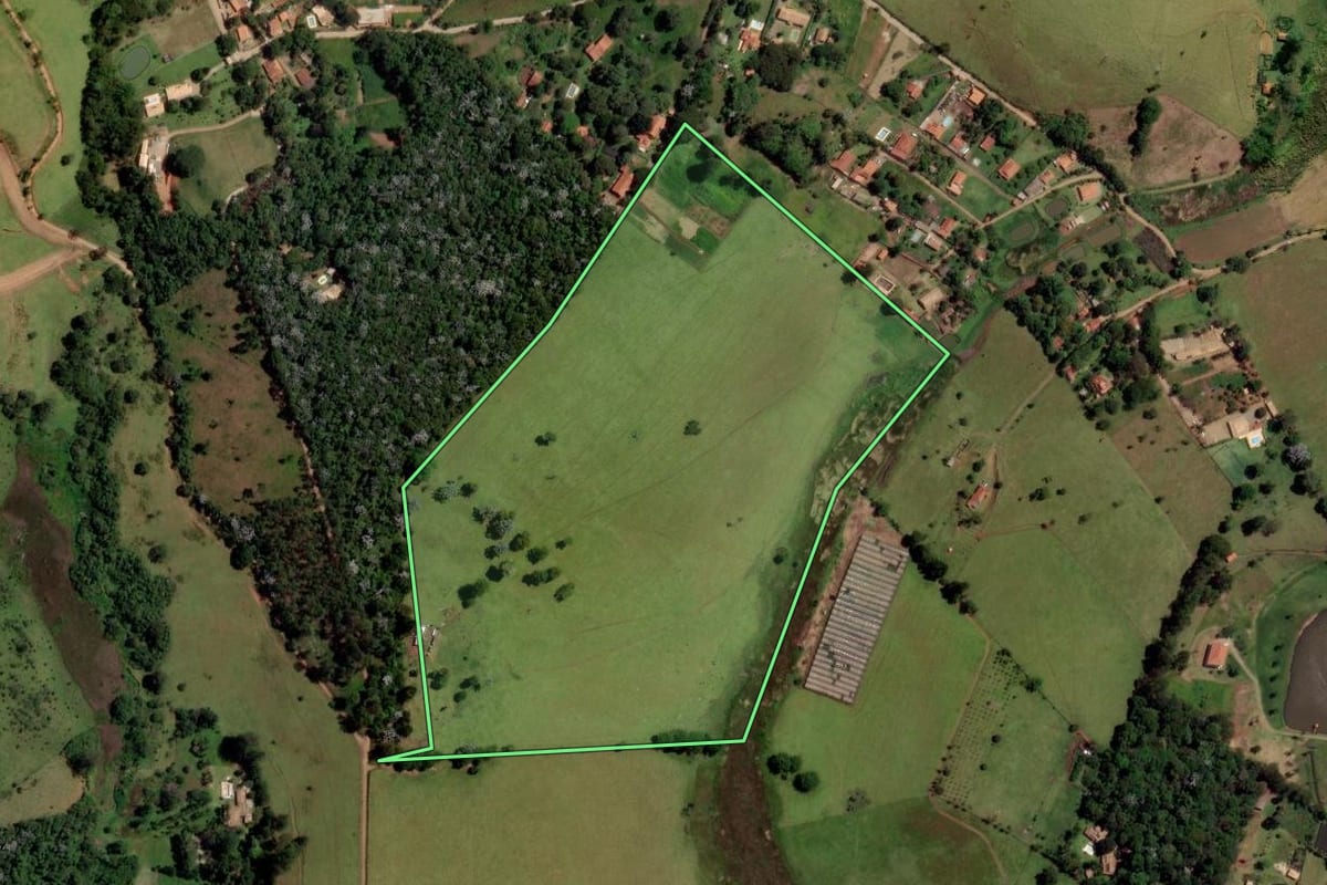 Imagem de satélite do imóvel rural em Joanópolis (SP), com o contorno declarado no CAR desenhado por cima.