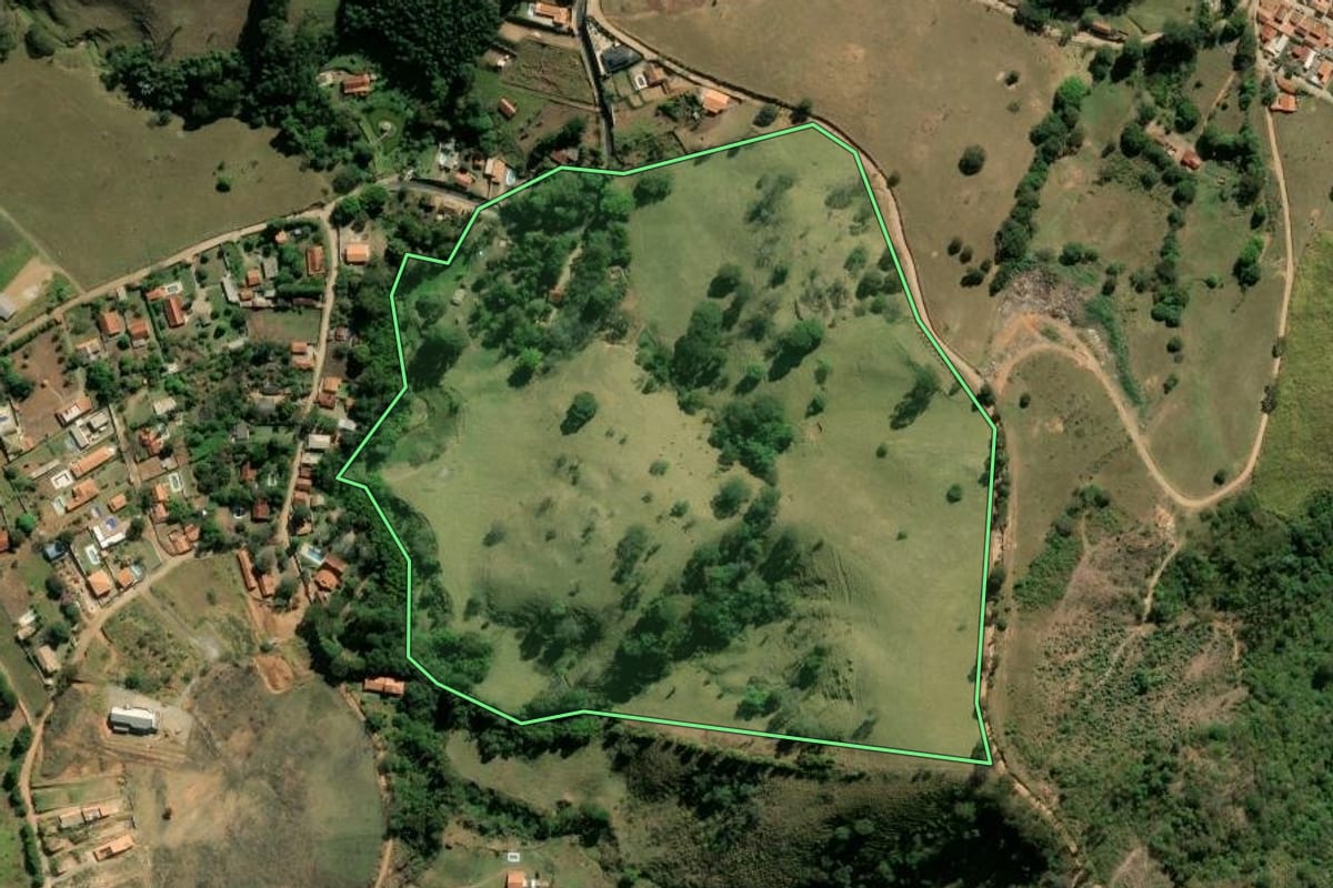 Imagem de satélite do imóvel rural em Joanópolis (SP), com o contorno declarado no CAR desenhado por cima.