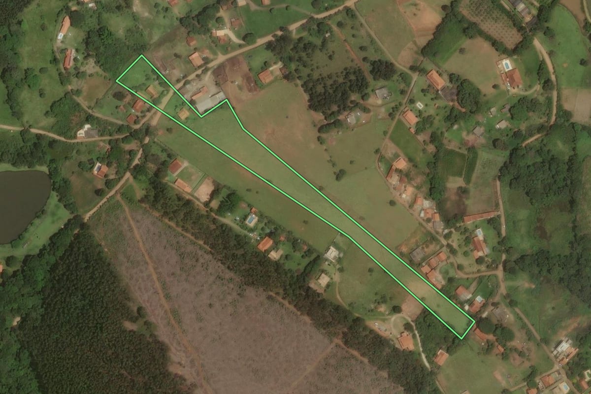 Imagem de satélite do imóvel rural em Joanópolis (SP), com o contorno declarado no CAR desenhado por cima.