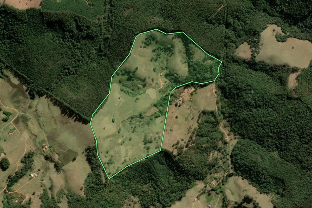 Imagem de satélite do imóvel rural em Joanópolis (SP), com o contorno declarado no CAR desenhado por cima.