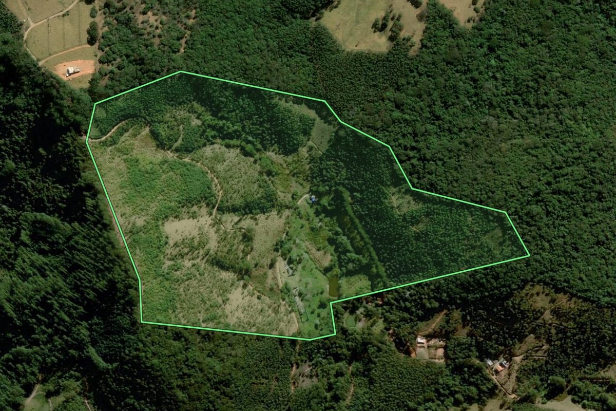 Imagem de satélite do imóvel rural em Joanópolis (SP), com o contorno declarado no CAR desenhado por cima.