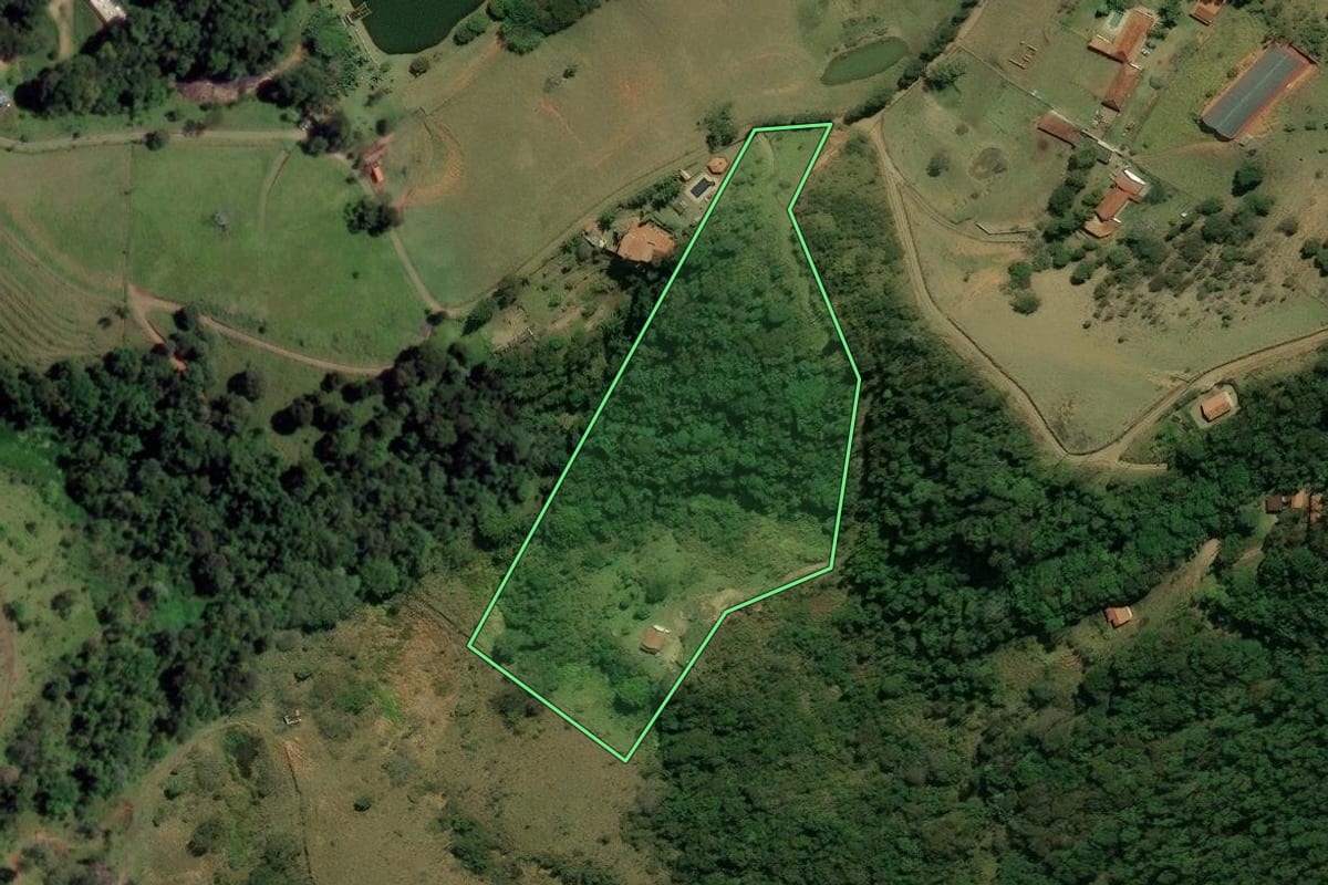 Imagem de satélite do imóvel rural em Joanópolis (SP), com o contorno declarado no CAR desenhado por cima.