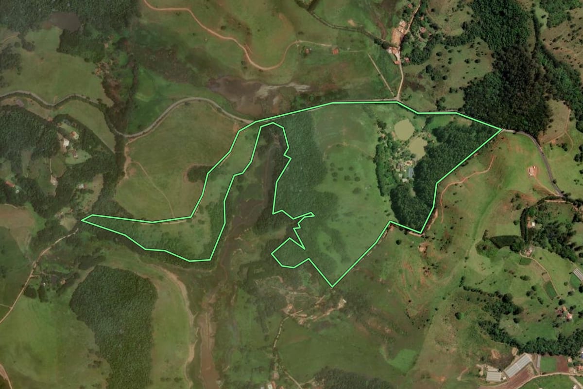 Imagem de satélite do imóvel rural em Joanópolis (SP), com o contorno declarado no CAR desenhado por cima.